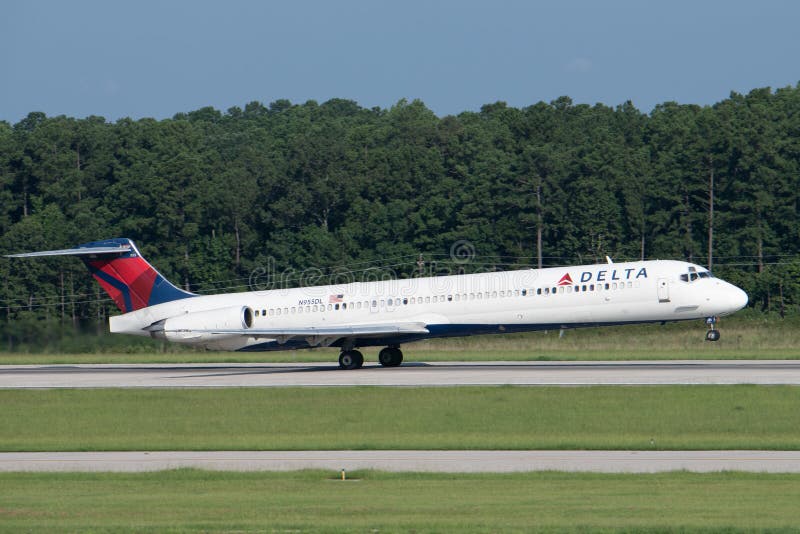 delta air lines mcdonnell douglas md takes off raleigh nc august delta air lines mcdonnell douglas m