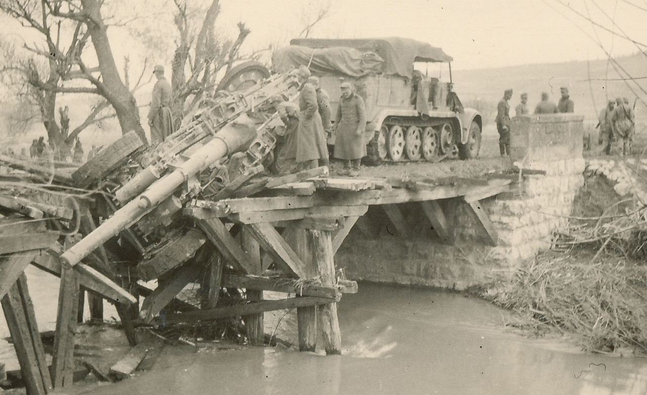 Foto 2.Wk Halbketten-Fahrzeug mit Flak in Brücke
