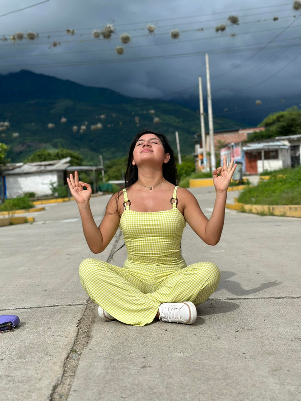 Horny-pussy itches all day between her silky fuck able legs (3)