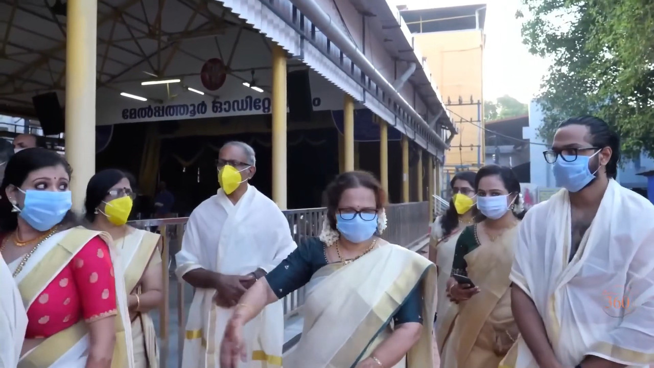 Malayali Bride Very Huge Breasts and Big Sexy Deep Navel Slips in Traditional Saree.mkv_snapshot_00.