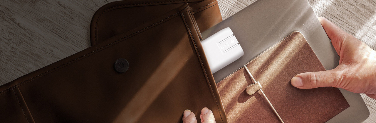 El cargador Belkin 67W cargando simultáneamente una laptop, una tablet y un smartphone.