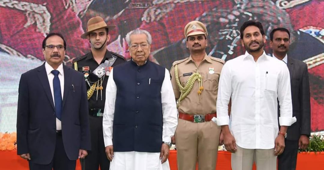 గవర్నర్ విందుకు హాజరైన సీఎం జగన్ తదితరులు గవర్నర్ విందుకు హాజరైన సీఎం జగన్ తదితరులు