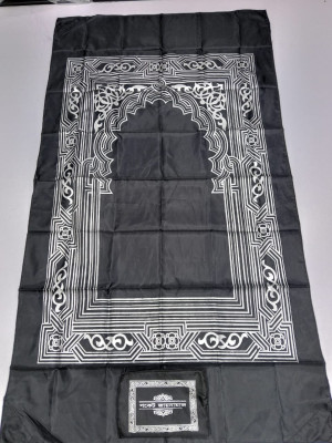 পকেট জায়নামাজ: মসজিদে ও দূরে যাতায়াতে নামাজের পড়ার সঙ্গী!