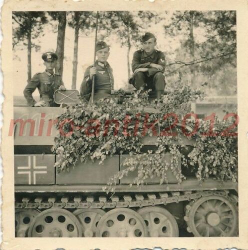 Königsbrück, Manschaft auf getarnten Panzer, 1944