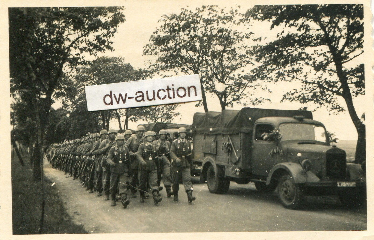 Fj. Rgt. 1 , Fallschirmjäger Offizier mit Kompan