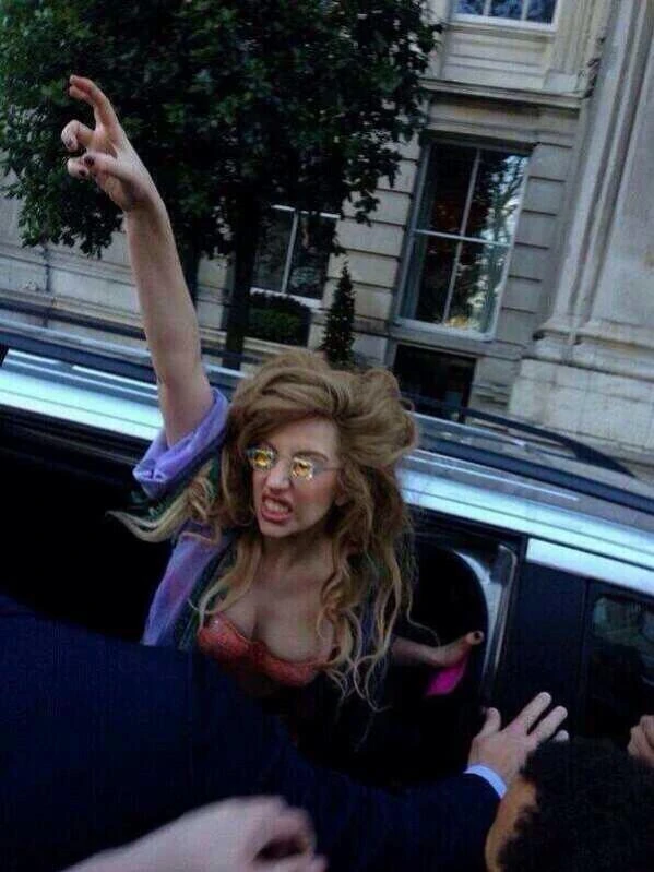 12-8-13-Leaving-The-Langham-Hotel-005.we