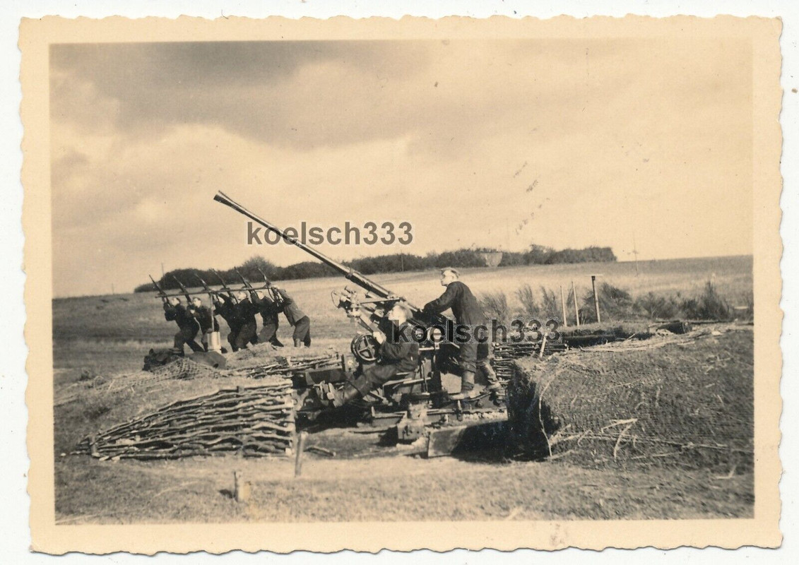 Foto Soldaten der Luftwaffe am 3,7cm Flak Geschütz 6 Karabiner Gewehre zielen !