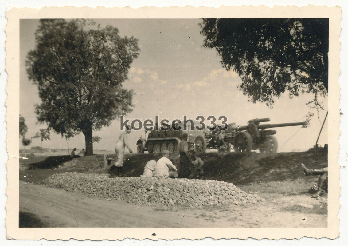 Foto Panzer Halbkette mit Artillerie Feldkanone im Schlepp Zugmaschine Sd Kfz