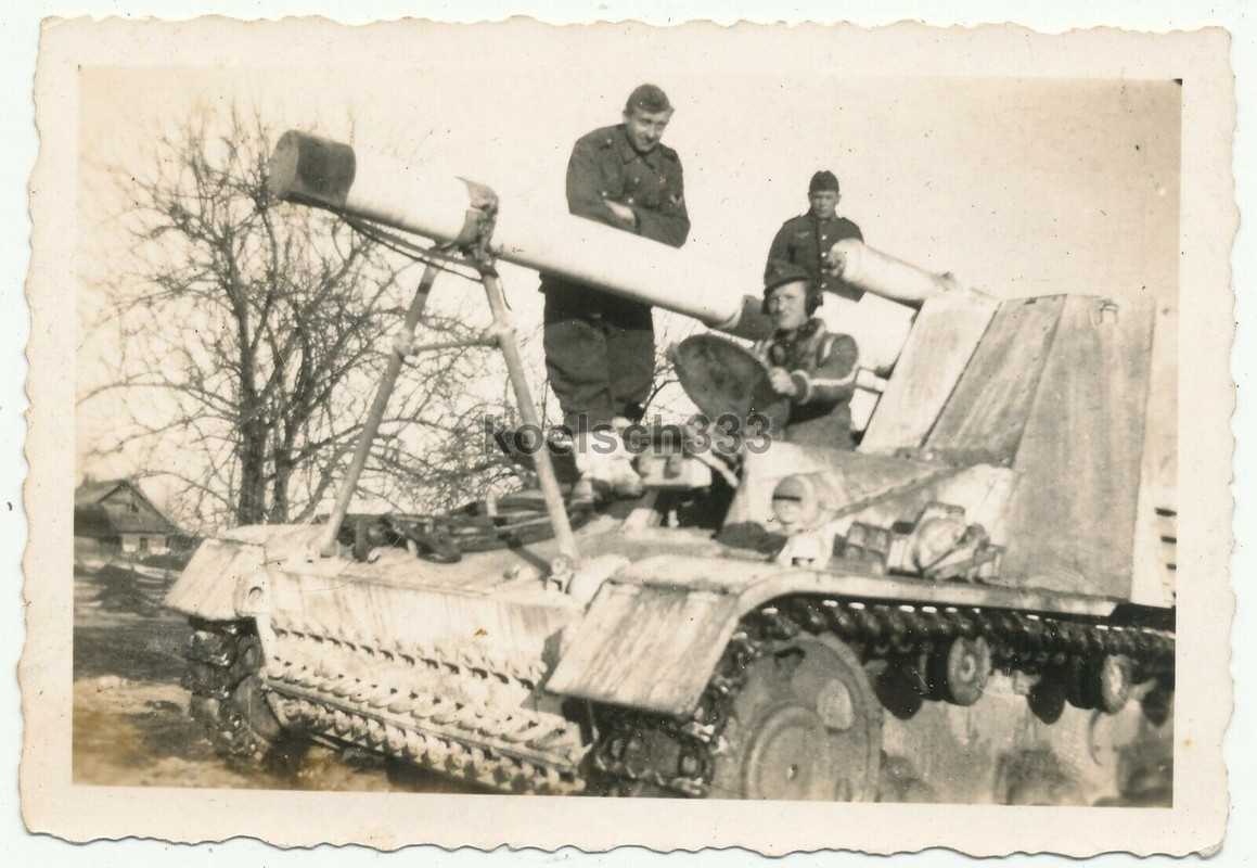 Foto Panzermänner auf der Panzerhaubitze HUMMEL an der Ostfront Panzer SdKfz 165