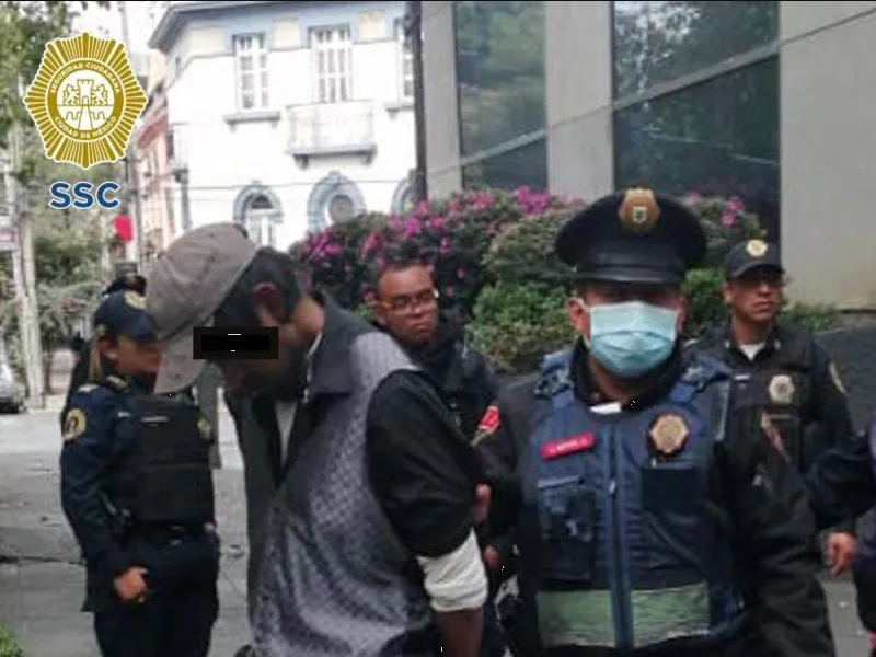 Detienen a hombre mientras robaba alcantarillas en alcaldía Cuauhtémoc