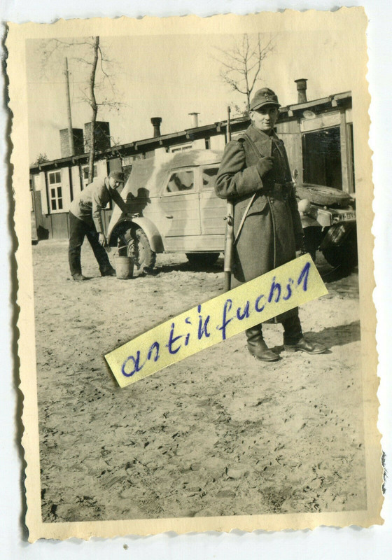 VW-Kübelwagen mit Tarnanstrich beim Rückzug 1944