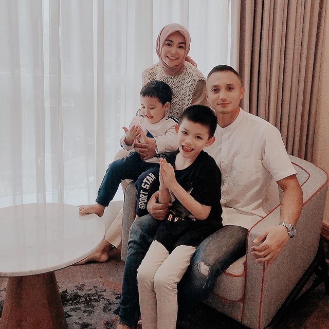 7 Potret keluarga Soraya Larasati, adem ayem dan jauh dari gosip