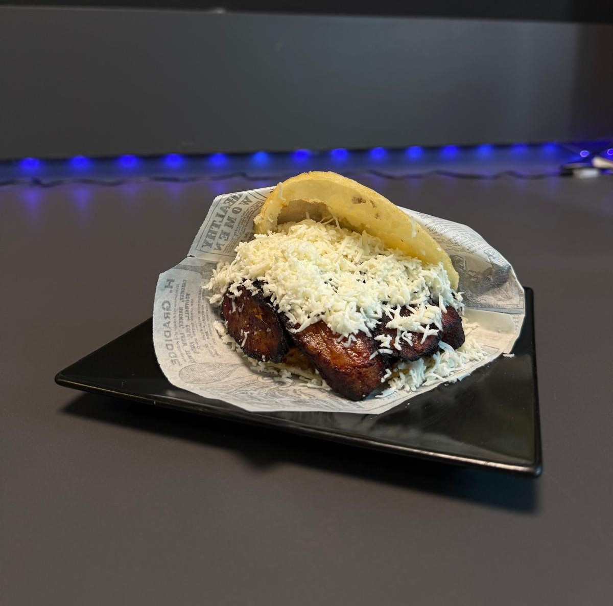 Arepa De Pollo Mechado Con Queso Gouda