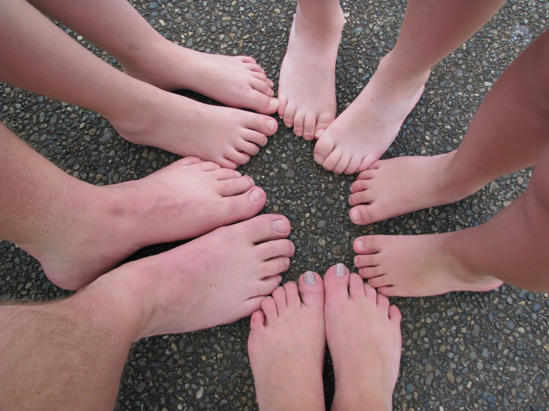 https://i.postimg.cc/nrvx011t/5-pairs-of-feet-5-15.jpg