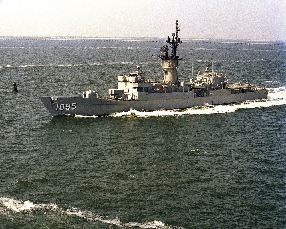 Photos navires insolites - Page 34 USS-Truett-FF-1095-underway-26-June-1987-6418380