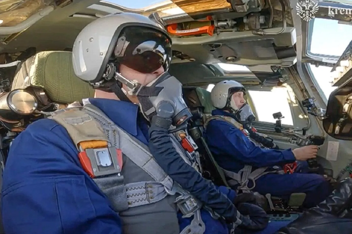 Putin presume vuelo en un bombardero nuclear como parte de su campaña electoral