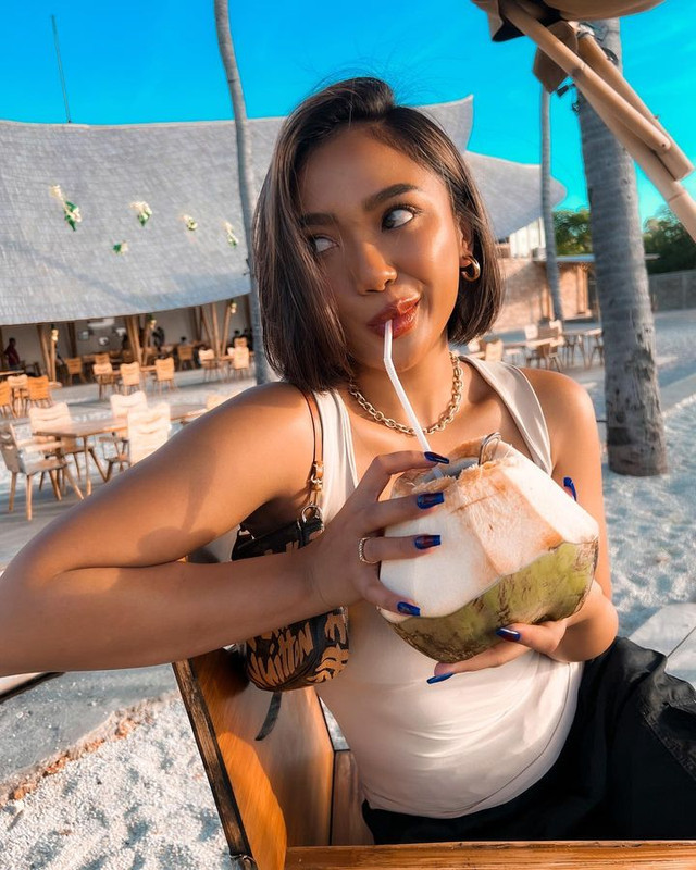 Potret cantik Marion Jola saat menikmati momen liburan ke pantai di kampung halamannya di Kupang, Nusa Tenggara timur.