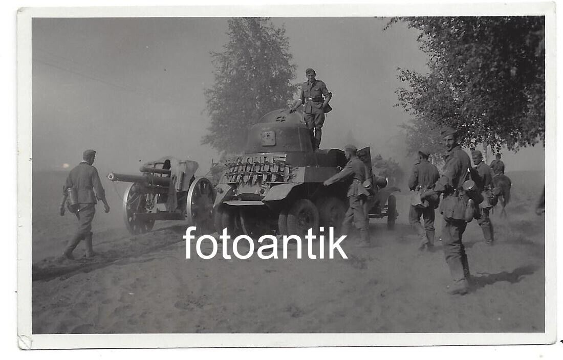 Foto 2 WK Ostfront russischer Beute Panzer Spähpanzer Soldaten Vormarsch
