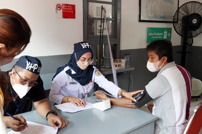 Calon peserta vaksinasi melakukan pengecekan kesehatan di Stasiun Sentolo, Rabu (7/9/2022)

