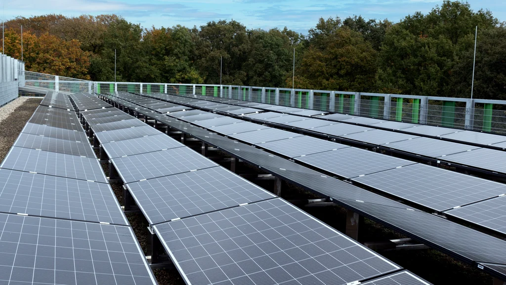20241122-duisburg-ude-parkhaus-pv.webp