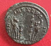 AE3 de Constantino II. GLORIA EXERCITVS. Dos estandartes entre dos soldados. Arlés. FB2998-F0-F847-44-F2-A962-9-A8-C4-A4-BB3-BC