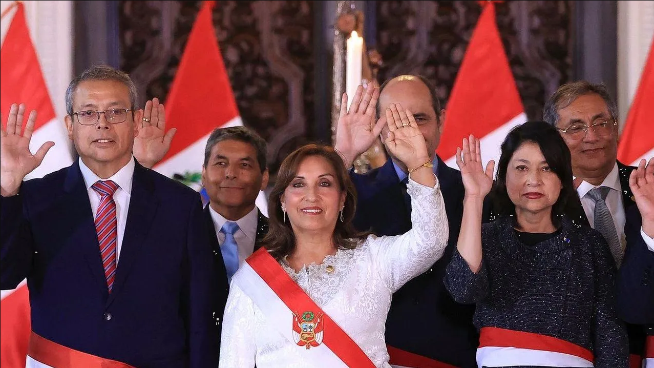 Dina Boluarte conforma gabinete centrista en Perú