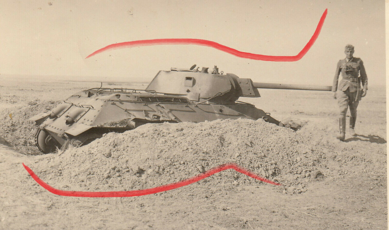 Foto WH Soldat russischer Beute Panzer Tank T34 Graben KIA Einsatz Rußland