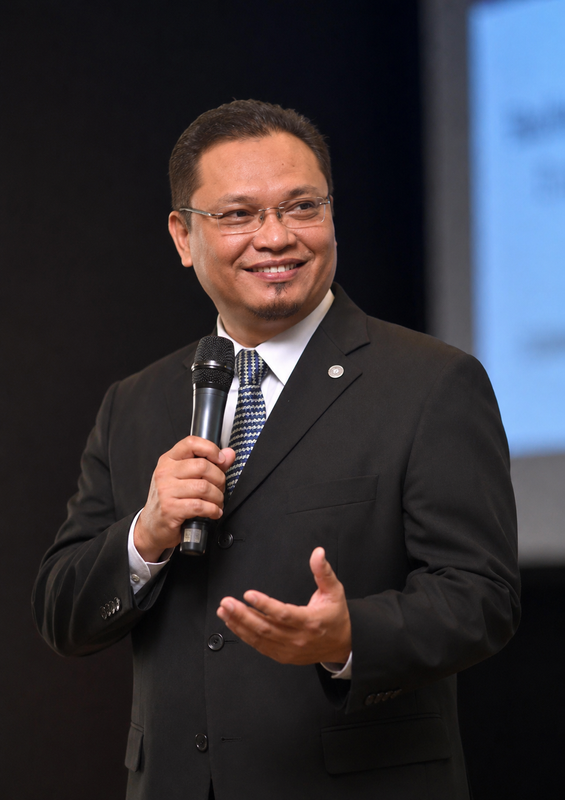 Prof. Dr. Haji Mohd Nazri sedang menyampaikan ucapan