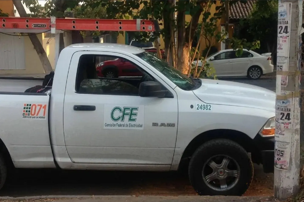 CFE bajo amenaza en Michoacán, comando traslada armas obligando al personal