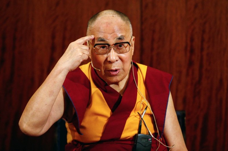 Au Pays des Cathares  - Page 2 1262278-dalai-lama-gesticule-alors-quil