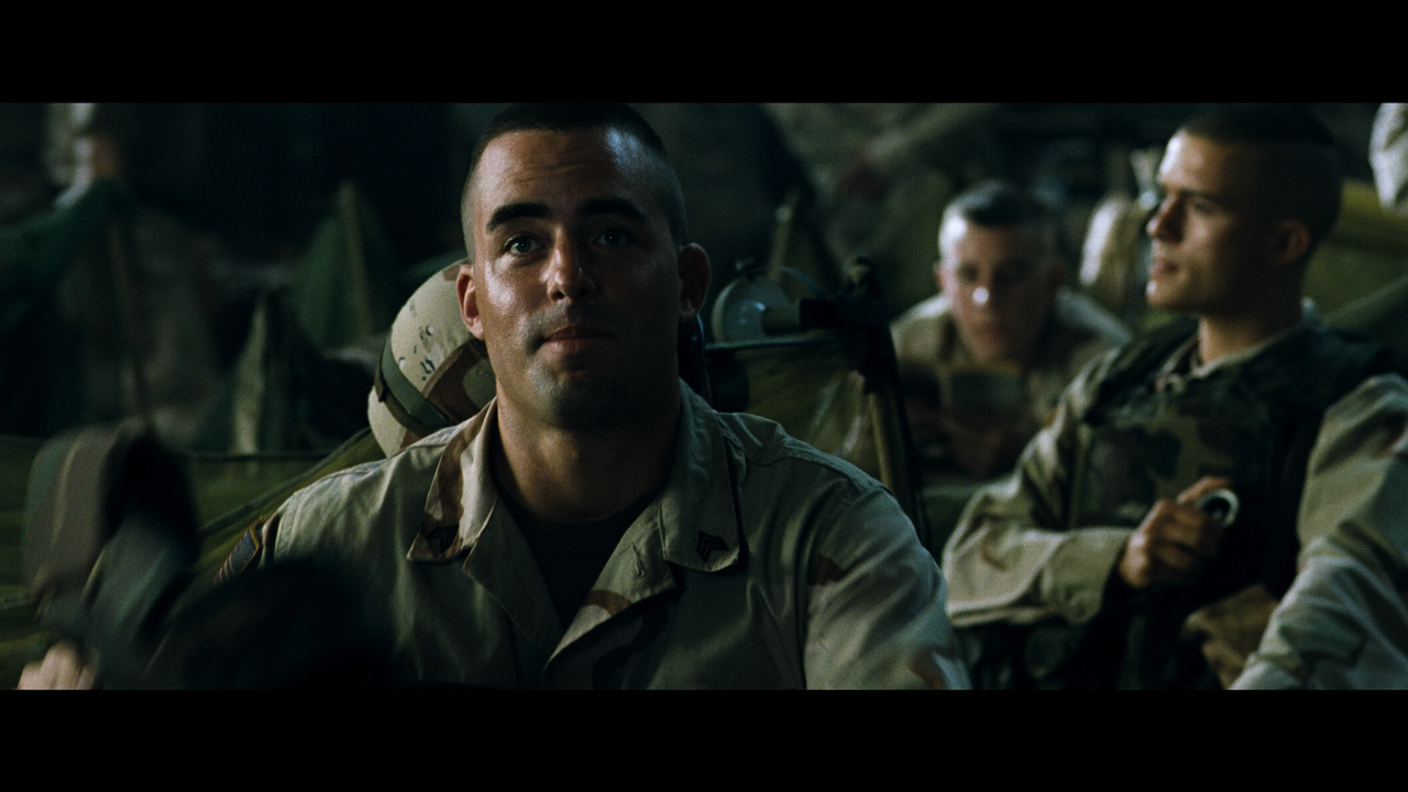 Black.Hawk.Down.2001.Theatrical.Cut.2160p.UHD.BDRemux.TrueHD.Atmos.7.1.HYBRID.DoVi-DVT.mkv_002824.53