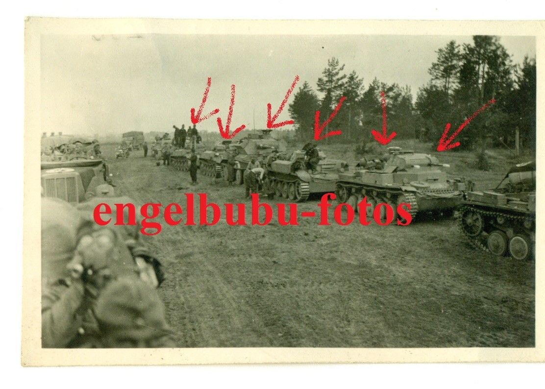 FOTO - PANZER - KOLONNE - Engl. BEUTE-PANZER - SPÄHPANZER