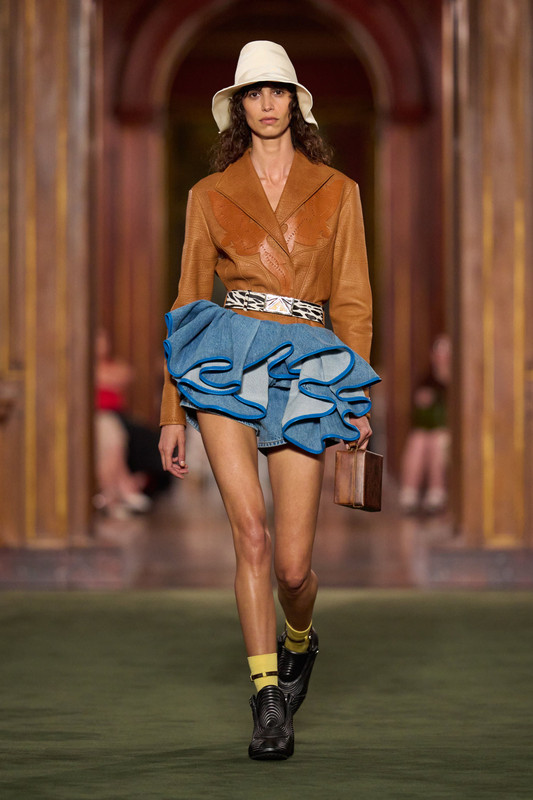 00002 louis vuitton resort 2027 credit gorunway