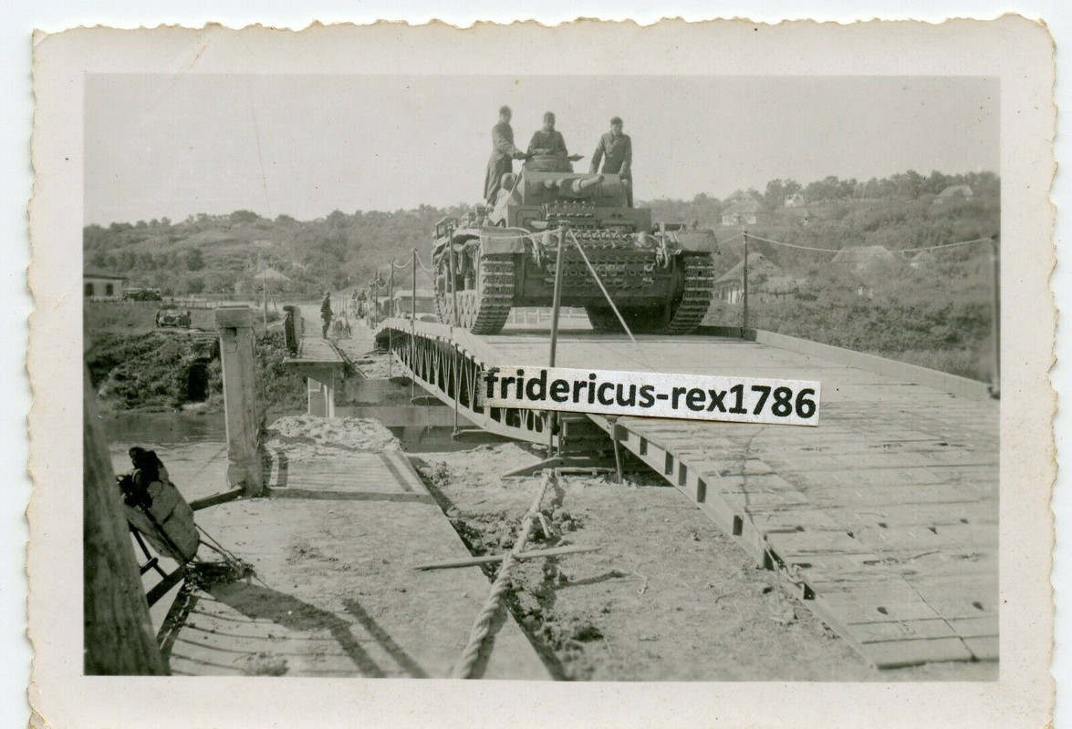 Foto deut. Panzer PzKpfw III an der Front HKL fährt über eine Pionier Brücke