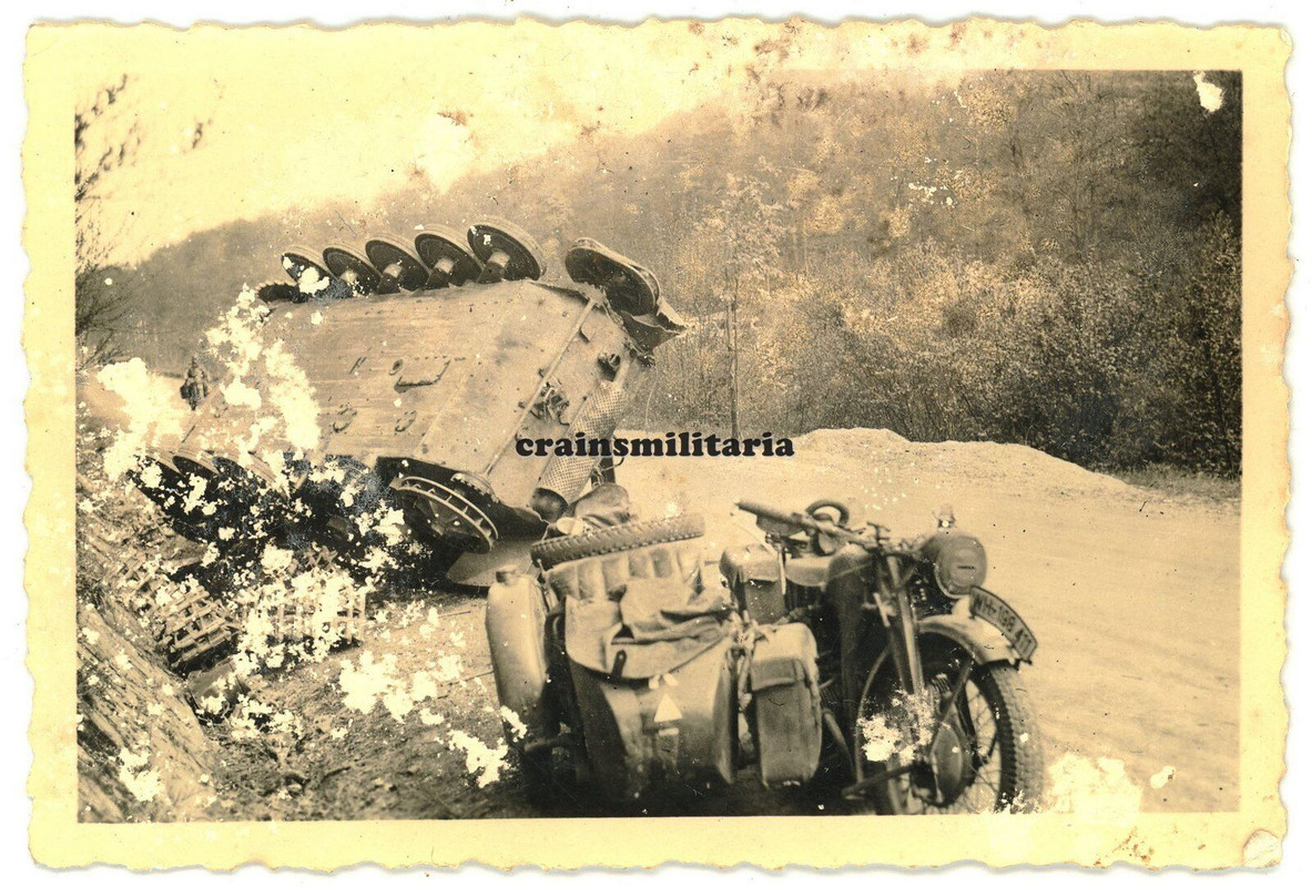 Orig. Foto zerstörte Panzer II Tank Wrack und Krad Motorrad in Frankreich 1940