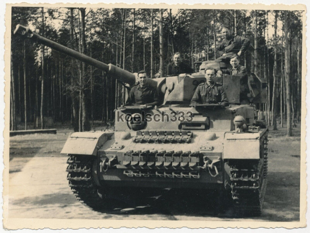 Foto Panzermänner auf einem Panzer IV mit Turmschürze Zusatzpanzerung ... ! (1)