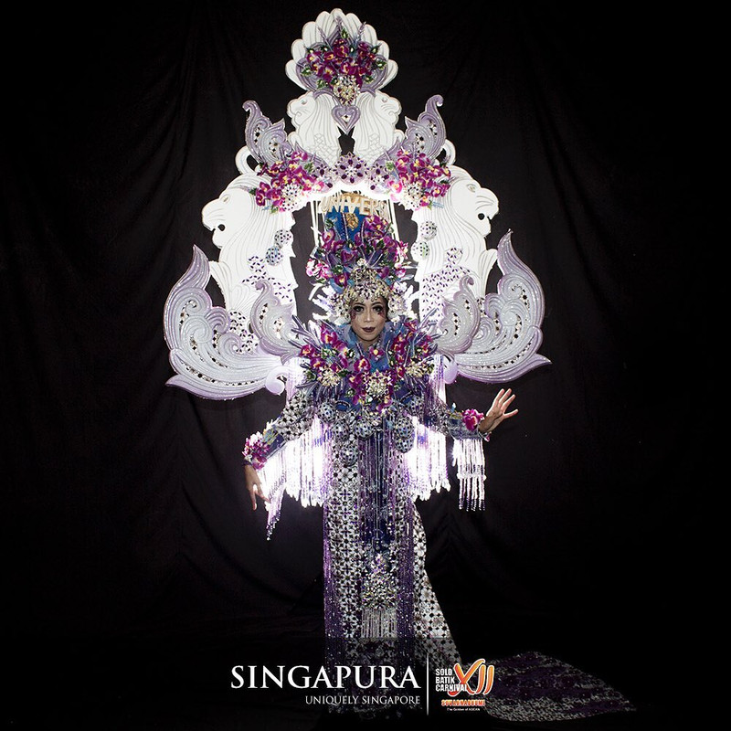 Kostum delegasi negara Singapura di Solo Batik Carnival 2019.
