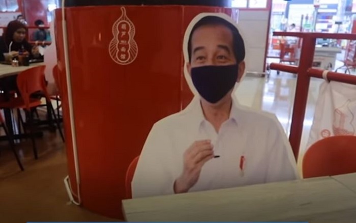 Sejak bulan Januari 2021 pemilik restoran Hulu Noodles memasang banner bergambar karakter kepala negara sebagai pembatas pengunjung.