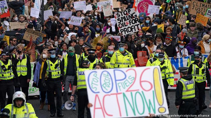 Activistas juveniles protestan contra la inacción climática en la COP26