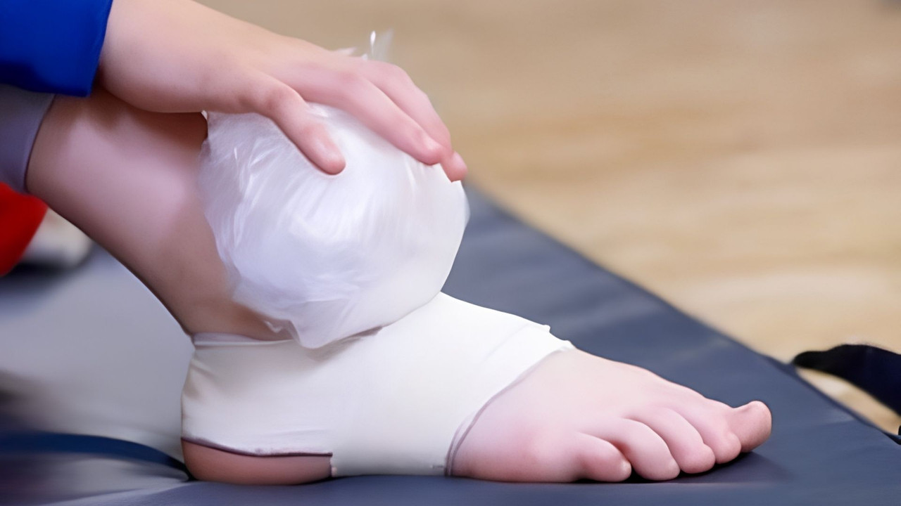 Phục hồi sau chấn thương — chườm đá lên mắt cá chân theo phương pháp RICE