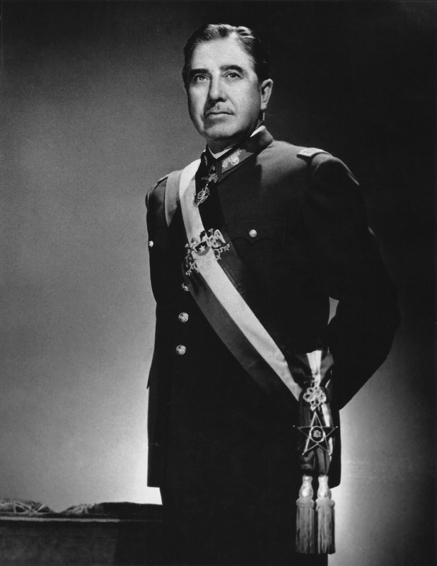 Augusto-Pinochet-foto-oficial.jpg