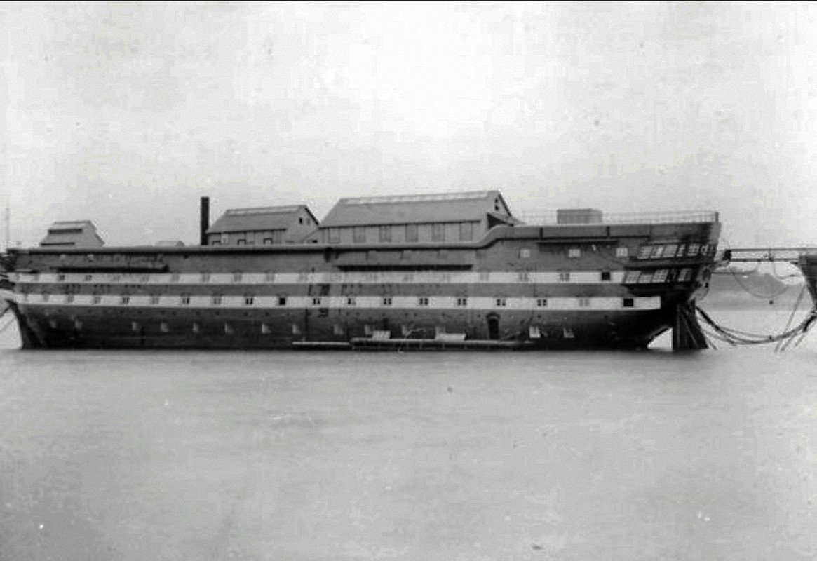 HMS Atlas в качестве плавучего госпиталя в Дартфорде