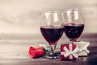 Thơ hoạ Nguyễn Thành Sáng & Tam Muội (1103) Holidays-Wine-Roses-Stemware-Two-Gifts-561465-600x400