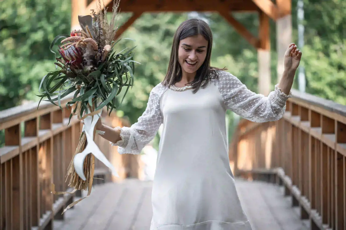 Noiva com vestido branco simples e elegante para casamento civil