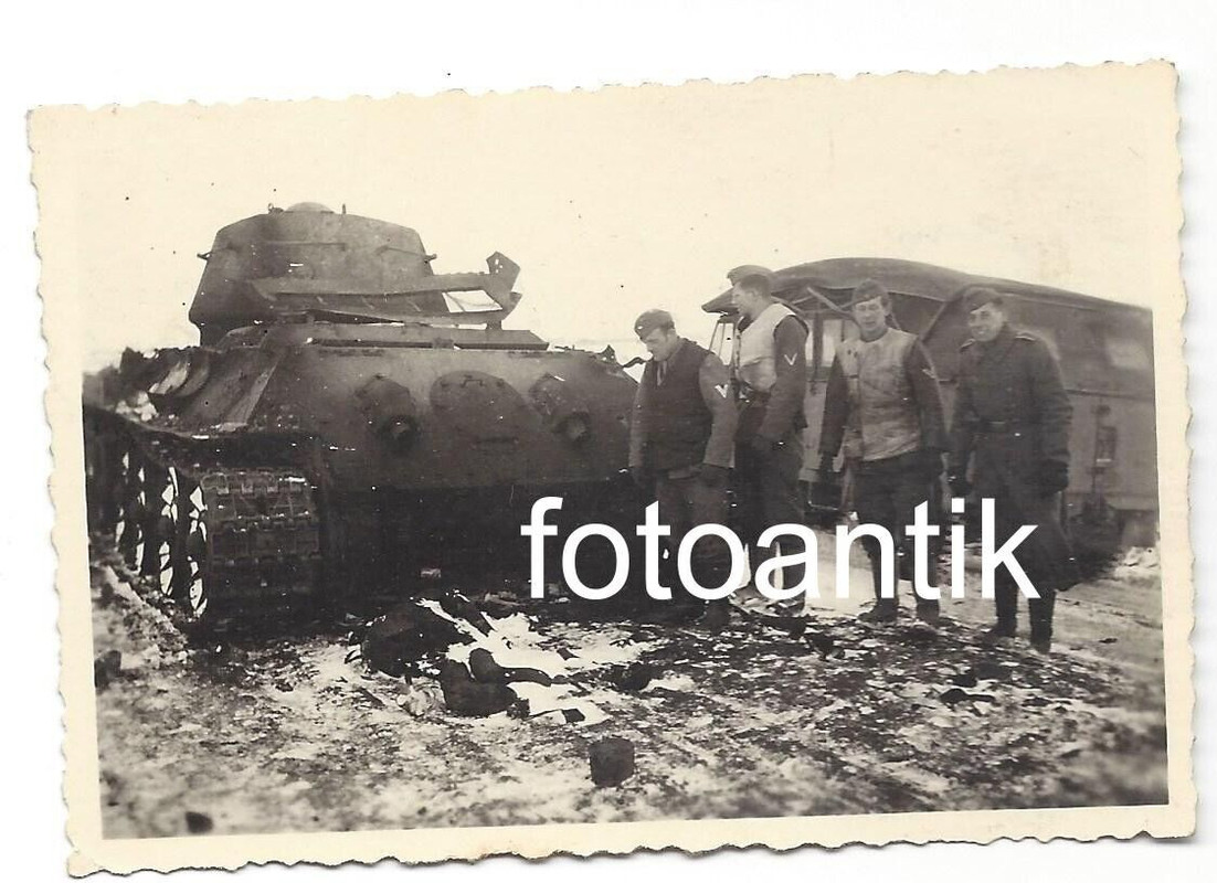 Foto 2 WK Ostfront russische Panzer T 34 Beute tote Besatzung Soldaten Combat (2)