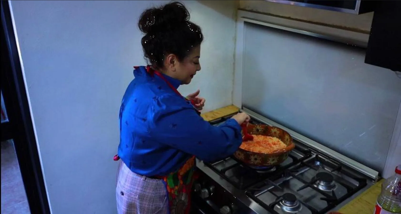 Clara Brugada muestra sus habilidades culinarias en un video