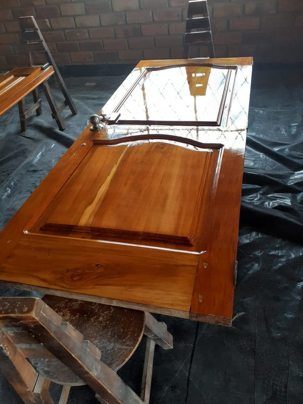 Techo de madera con luminarias circulares