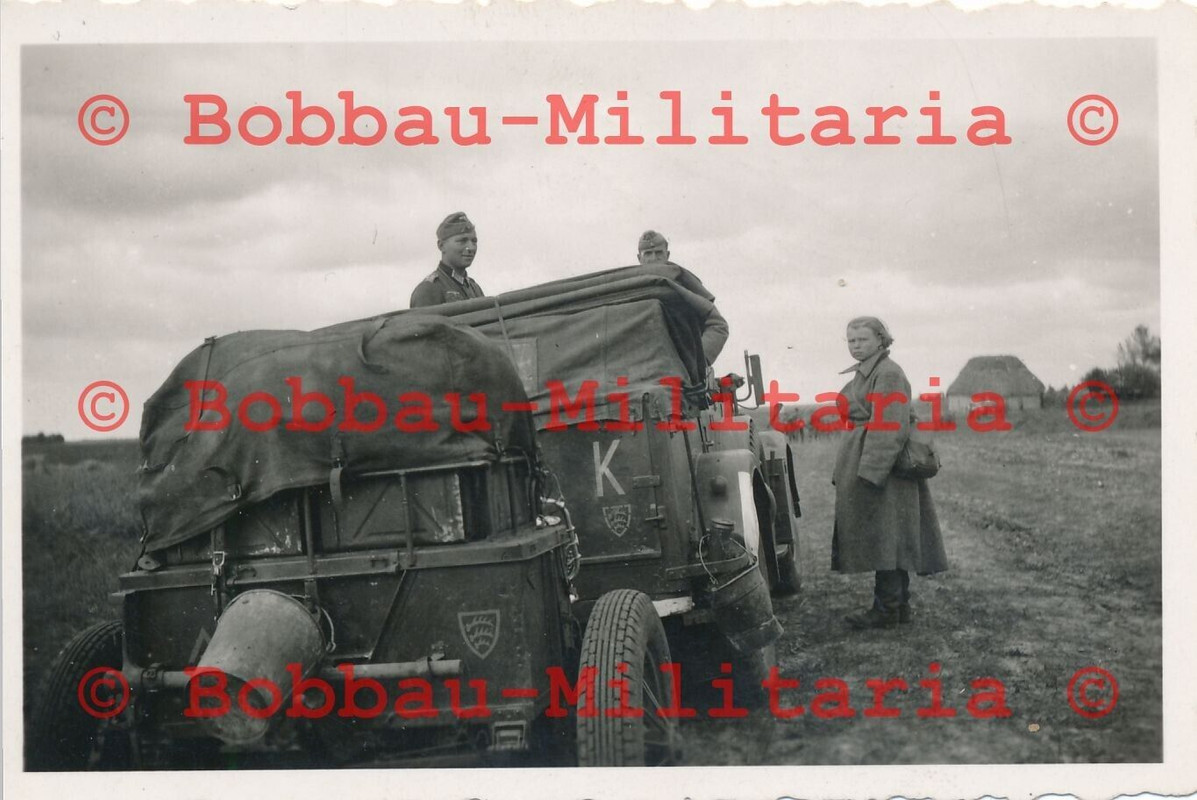 Russland Einheits-PKW Kübelwagen Wappen russisches Flintenweib Uniform girl