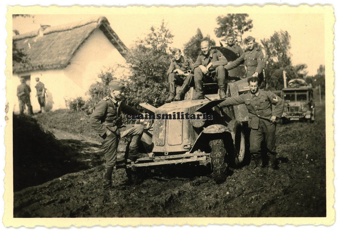 Orig. Foto Soldaten mit russ. Beute Panzerspähwagen BA-10 Panzer in Russland