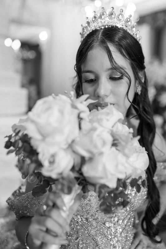 Quinceañera observando su ramo